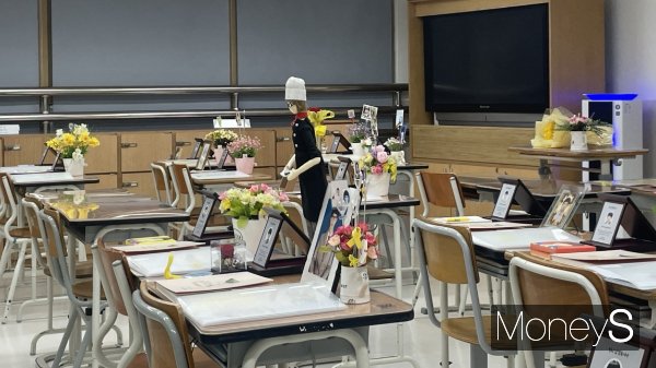 기억교실 책상에는 희생된 학생들을 기억하는 물건들이 놓여있다. 사진은 기억교실 한 책상에 놓인 요리사 인형. /사진=최문혁 기자
