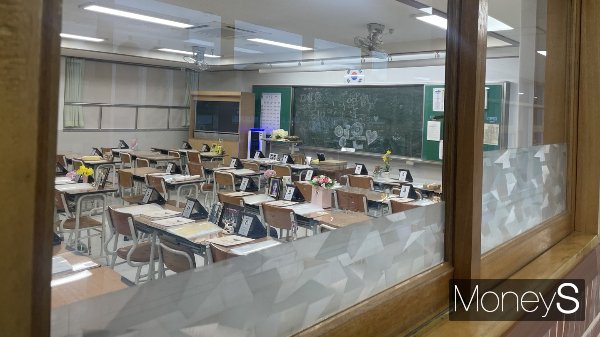 기억교실 칠판에는 학생들을 추모하는 글이 빼곡했다. 사진은 복도에서 바라본 기억교실. /사진=최문혁 기자