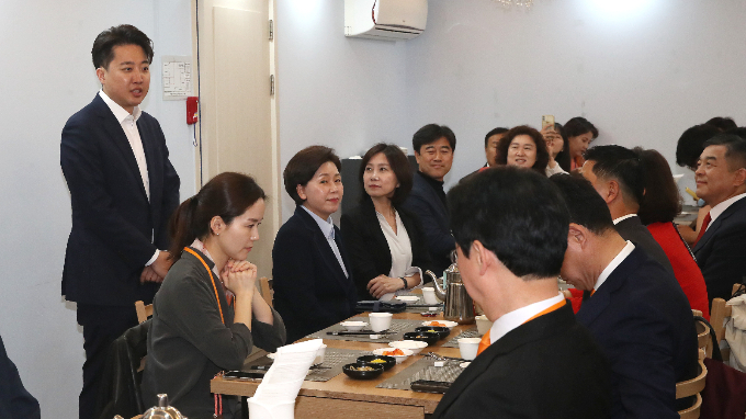 이준석 개혁신당 대표가 15일 서울 영등포구 한 식당에서 지역구 및 비례대표 출마자 30여명과 함께 오찬을 주재했다. 사진은 이날 오찬에서 발언하고 있는 이 대표. /사진=뉴스1