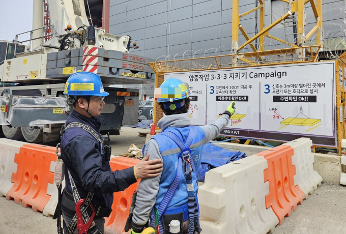삼성물산이 국내외 건설 현장에서 시행 중인 근로자 작업중지권 행사가 30만건을 넘어선 것으로 집계됐다. 사진은 경기도 소재 한 건설현장에서 근로자들이 작업중지권 현수막을 확인하는 모습. /사진=삼성물산