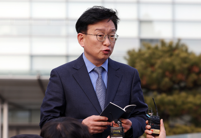더불어민주당이 15일 고물가 대책 마련을 약속한 윤석열 대통령을 향해 조속한 민생 안정 대책 마련을 촉구했다. 사진은 지난 1월 서울 종로구 서울대병원에서 브리핑하고 있는 권칠승 수석대변인. /사진=뉴스1