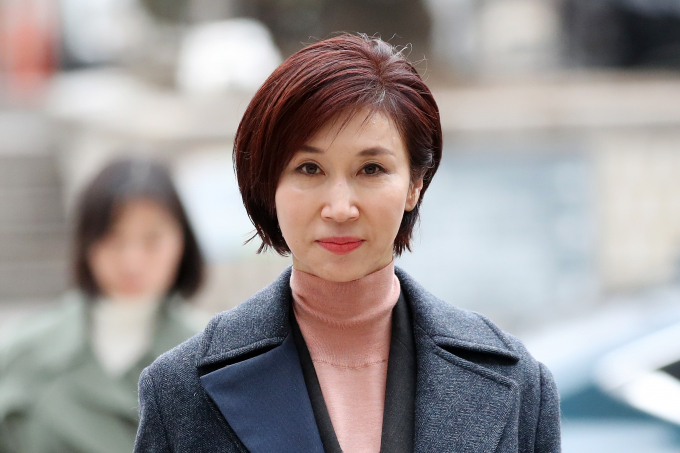 노소영 아트센터 나비 관장의 돈을 뺴돌린 혐의를 받는 노 관장의 비서가 구속됐다. 사진은 지난 12일 서울 서초구 고등법원에서 열린 최태원 SK그룹 회장과의 이혼 관련 항소심 변론기일에 출석하고 있는 노 관장. /사진=뉴스1