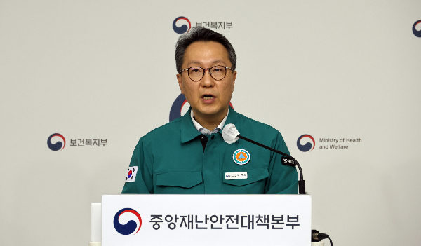 박민수 보건복지부 차관이 잇따른 실언과 번복으로 의료계의 반감을 사고 사직 전공의들로부터 고소를 당했다. 박 차관이 지난 8일 오후 세종시 정부세종청사에서 열린 의사 집단행동 중앙재난안전대책본부 긴급 브리핑에서 의대 증원 1년 유예는 내부 검토된 바 없고 향후 검토할 계획도 없다고 밝히고 있다. /사진=뉴시스