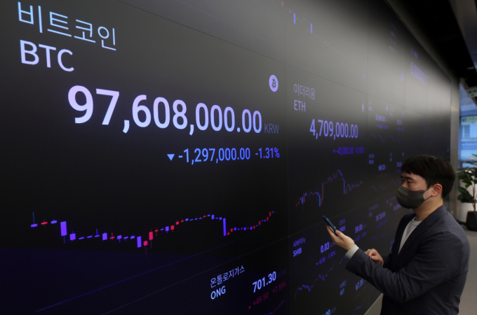  비트코인이 중동 위기에 10% 급락했다가 낙폭을 줄여가고 있다. 15일 오후 서울 강남구 업비트 라운지 전광판에 비트코인 시세가 나오고 있다./사진=뉴스1