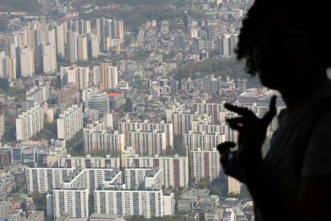 지난 3월 기준 코픽스에 따르면 신규 취급액 기준 코픽스는 3.59%로 전월보다 0.03%포인트 하락했다. 사진은 12일 오후 서울 송파구 롯데월드타워 서울스카이 전망대에서 내려다본 아파트 단지 모습./사진=뉴시스