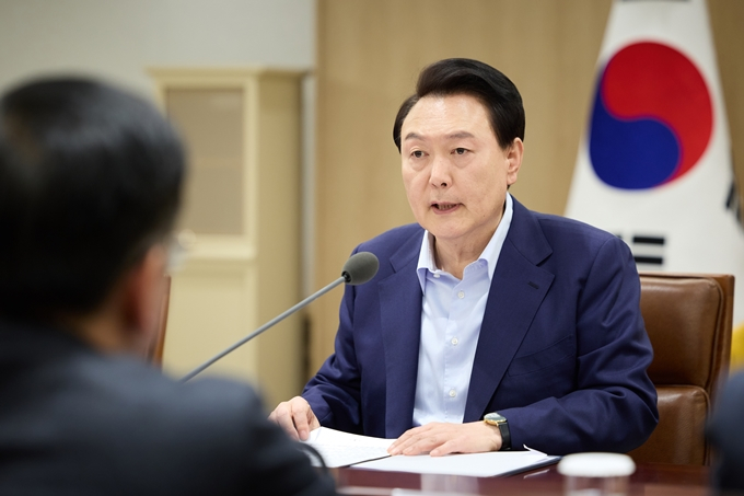 윤석열 대통령이 오는 16일 오전 국무회의 모두발언에서 국정 쇄신 방향과 차기 국회 협력 방침 등을 밝힐 예정이다. 사진은 지난 14일 중동 사태와 관련한 진급 점검 회의를 주재한 윤 대통령. /사진=뉴스1