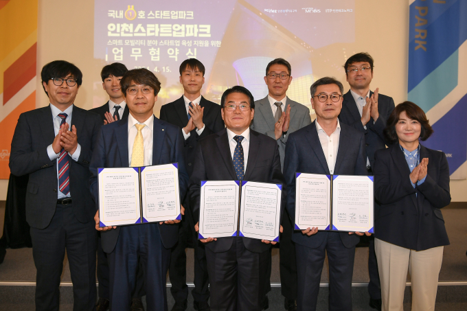 (왼쪽부터) 장재호 현대모비스 전장연구담당, 변주영 인천경제자유구역청 차장, 이주호 인천테크노파크 원장 /사진=현대모비스