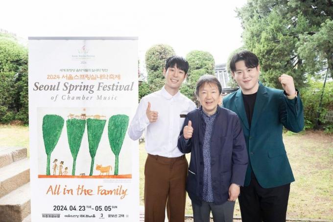 15일 윤보선 고택에서 열린 '제19회 서울스프링실내악축제' 기자간담회에 참석한 바이올리니스트 대니 구, 예술감독 강동석, 피아니스트 박상욱(두나이스 제공)