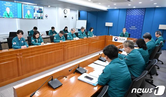 [사진] 조태열 외교장관, 중동 사태에 본부·공관 합동 상황점검회의