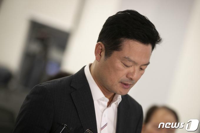 11일 밤 김태우 국민의힘 강서구청장 후보자가 진교훈 더불어민주당 후보에게 큰 표 차이로 지는 결과가 나오자 패배를 인정하는 입장문을 발표하고 있다. (공동취재) 2023.10.12/뉴스1 ⓒ News1 김진환 기자