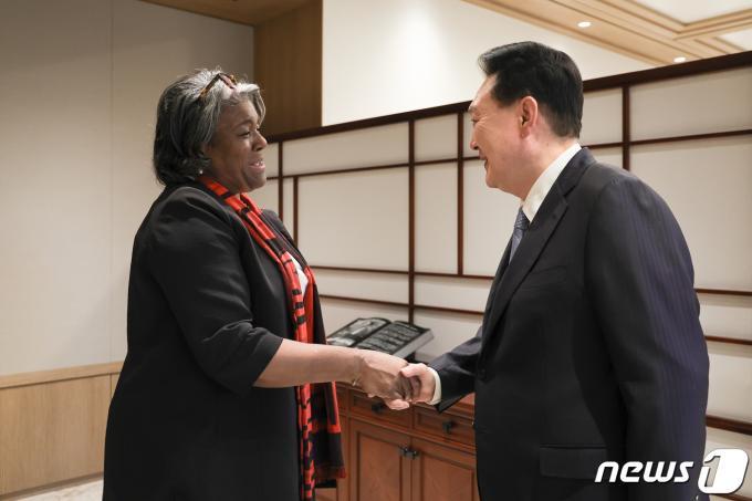 [사진] 주유엔미국대사와 악수하는 윤 대통령