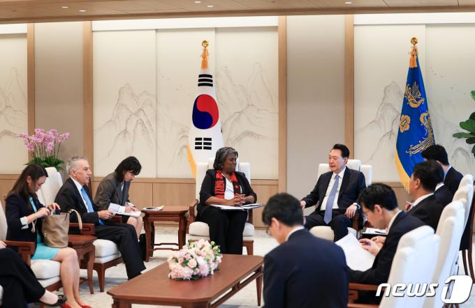 [사진] 윤 대통령, 주유엔미국대사 접견