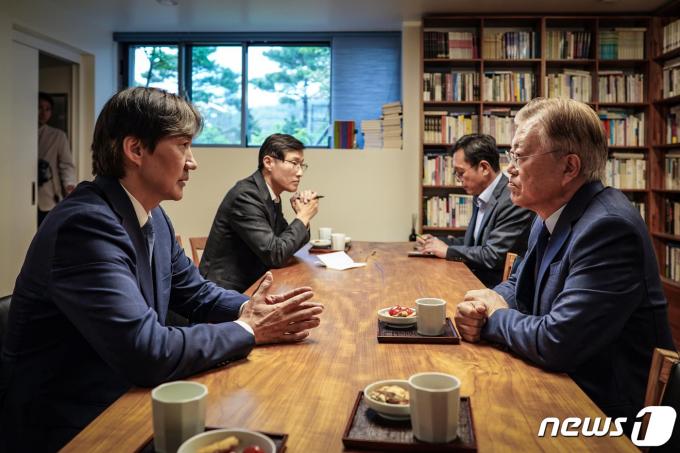 [사진] 문재인 전 대통령과 대화 나누는 조국 대표