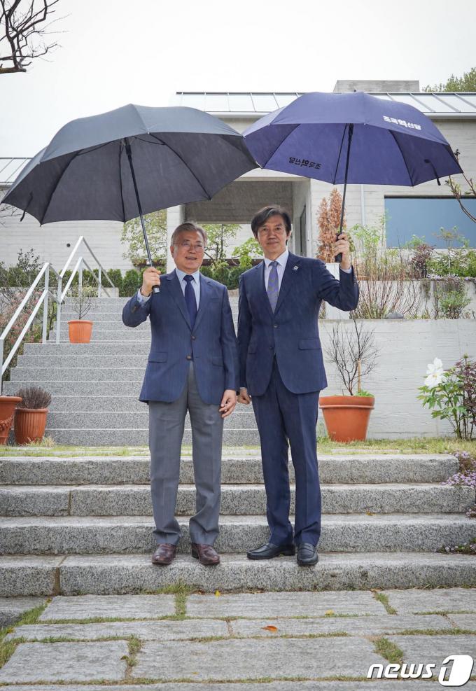 [사진] 문재인 전 대통령 예방한 조국 대표