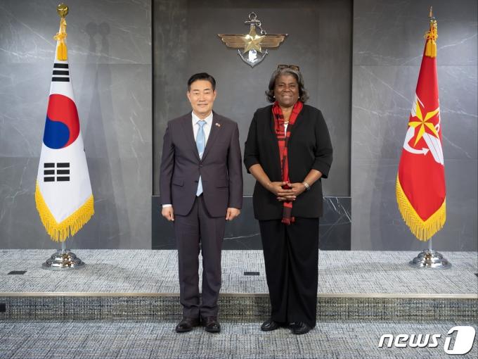 신원식 국방부 장관이 15일 오후 서울 용산구 국방부에서 린다 토머스 그린필드 주 유엔 미국대사와 기념촬영을 하고 있다. (국방부 제공) 2024.4.15/뉴스1