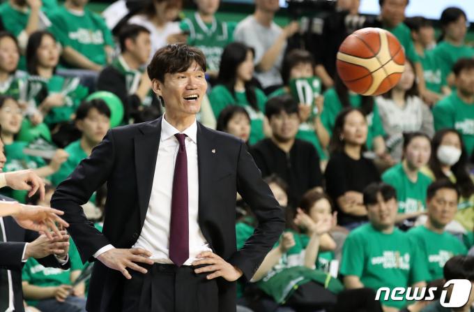 [사진] 김주성 감독 '어이가 없네'