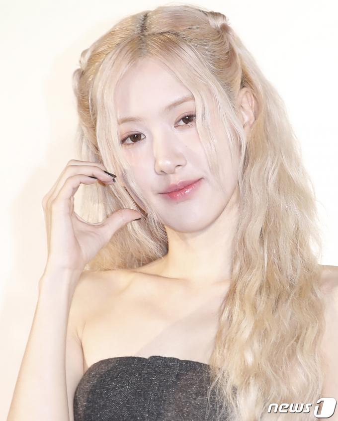 [사진] 블랙핑크 로제, 꽃향기 나는 볼 하트
