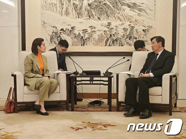 자이쥔 중국 중동문제 특사와 이리트 벤 아바 주중국 이스라엘 대사가 15일 회담했다. (사진 출처=중국 외교부 홈페이지)