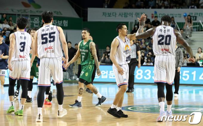 [사진] KCC '나이스 플레이'