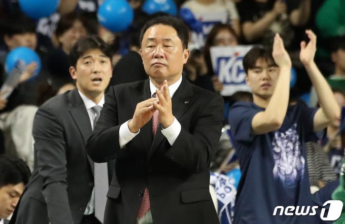 [사진] 박수치는 전창진 감독