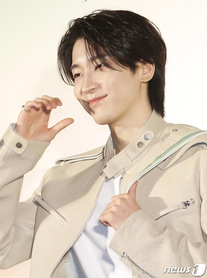 [사진] 세븐틴 원우, 달콤한 볼 하트