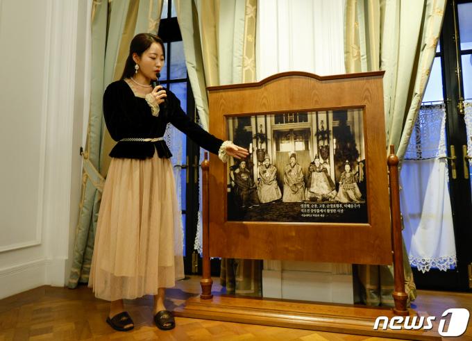 [사진] 석조전 로비에서 촬영된 고종 황제의 사진