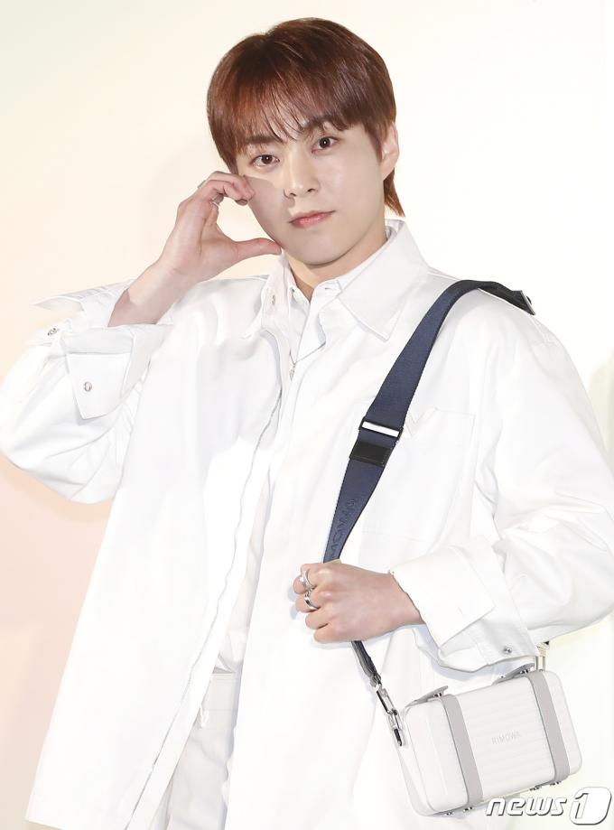 [사진] 시우민, 근사한 볼 하트