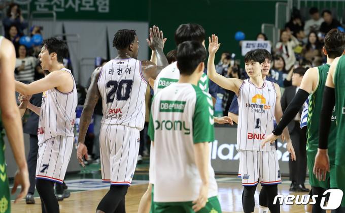 [사진] 4강 PO 1차전 승리한 KCC