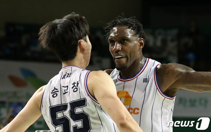 15일 오후 강원 원주종합체육관에서 열린 프로농구 2023-2024 정관장 KBL 4강 플레이오프 1차전 원주 DB와 부산 KCC의 경기에서 KCC 송교창이 덩크슛을 성공한 뒤 라건아와 기뻐하고 있다. 2024.4.15/뉴스1 ⓒ News1 이승배 기자