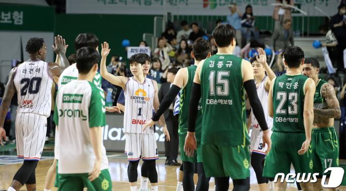 15일 오후 강원 원주종합체육관에서 열린 프로농구 2023-2024 정관장 KBL 4강 플레이오프 1차전 원주 DB와 부산 KCC의 경기에서 95대 83으로 승리한 KCC 선수들이 기뻐하고 있다. 2024.4.15/뉴스1 ⓒ News1 이승배 기자