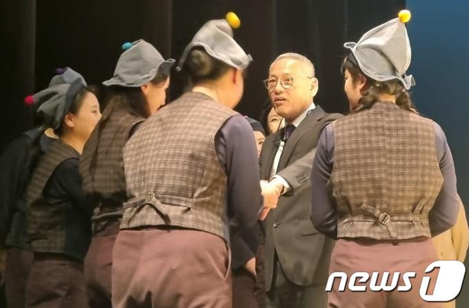 [사진] 유인촌 장관, '스카팽' 출연진 격려