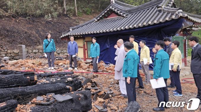 [사진] 김제 망해사 화재 현장 찾은 문화재보존국장