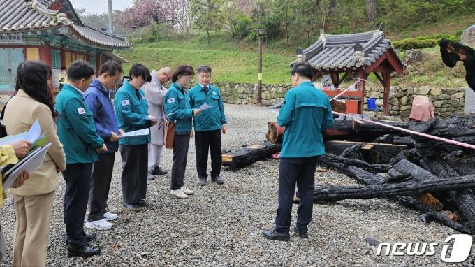 [사진] 김제 망해사 화재 현장 찾은 문화재보존국장