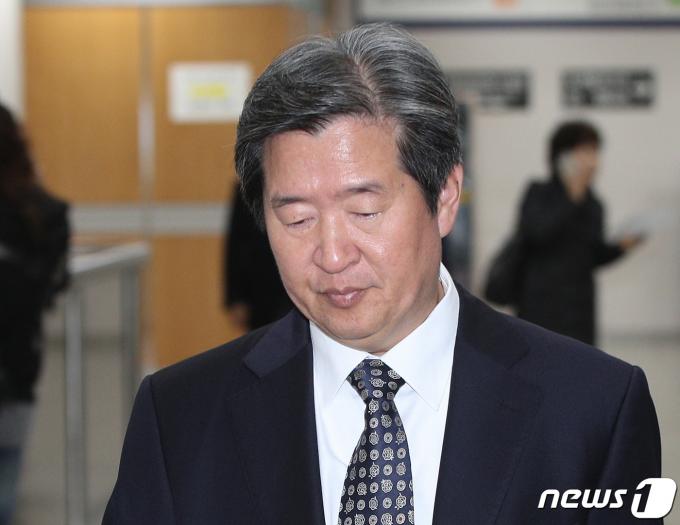 4·16세월호참사 특별조사위원회(세월호특조위) 설립과 활동을 방해한 혐의를 받고 있는 윤학배 전 해양수산부 차관이 31일 오전 서울 서초구 서울고등법원에서 열린 항소심 1차 공판에 출석하고 있다. 2019.10.31/뉴스1 ⓒ News1 신웅수 기자