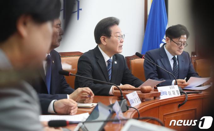 이재명 더불어민주당 대표가 15일 오전 서울 여의도 국회에서 열린 최고위원회의에서 발언을 하고 있다./뉴스1 ⓒ News1 임세영 기자