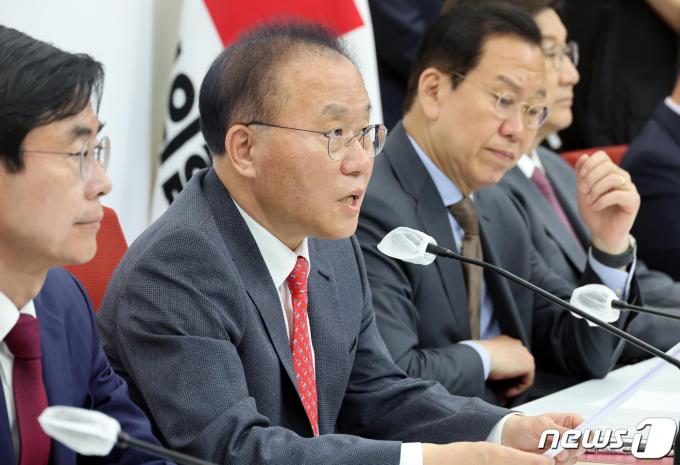 윤재옥 국민의힘 원내대표 겸 당대표 권한대행이 15일 서울 여의도 국회에서 열린 4선 이상 국회의원 당선인 간담회에서 발언을 하고 있다. (공동취재)/뉴스1 ⓒ News1 송원영 기자