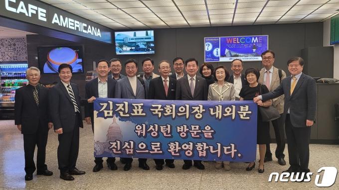 2박3일간 일정으로 미국을 방문한 김진표 국회의장과 여야 의원 대표단이 15일(현지시간) 워싱턴DC 인근 덜레스 국제공항에서 환영을 나온 한인 단체와 기념사진 촬영을 하고 있다.