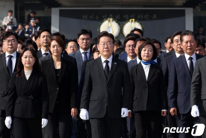 이재명 대표를 비롯한 더불어민주당 당선인들. 뉴스1 ⓒ News1 구윤성 기자