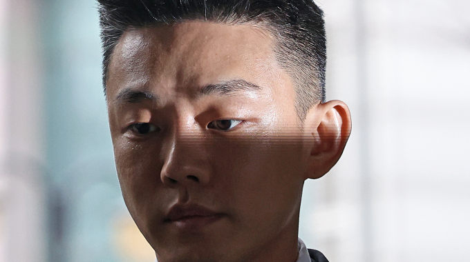 마약 상습 투약 혐의로 기소된 배우 유아인(본명 엄홍식·35)의 4차 공판이 오늘(16일) 열린다. 사진은 지난달 5일 서울중앙지방법원에서 열린 3차 공판에 출석한 상습 마약 투약 혐의로 기소된 배우 유아인(본명 엄홍식). /사진=뉴시스