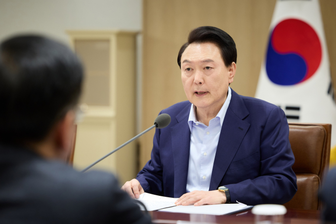 윤석열 대통령이 16일 국무회의에서 4·10 총선 결과에 대한 입장을 전한다. 사진은 윤 대통령이 지난 14일 서울 용산 대통령실 청사에서 열린 중동 사태에 따른 긴급 경제·안보 회의를 주재하는 모습. /사진=뉴시스(대통령실 제공) 