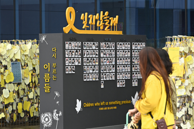 세월호 참사 10주기인 16일 여·야 인사들이 경기 안산 화랑유원지에 모인다. 사진은 지난 15일 경기 안산시 4.16 민주시민교육원에 마련된 단원고 4.16 기억교실 앞에 희생자들의 모습이 담긴 캐리커쳐의 모습. /사진=뉴시스