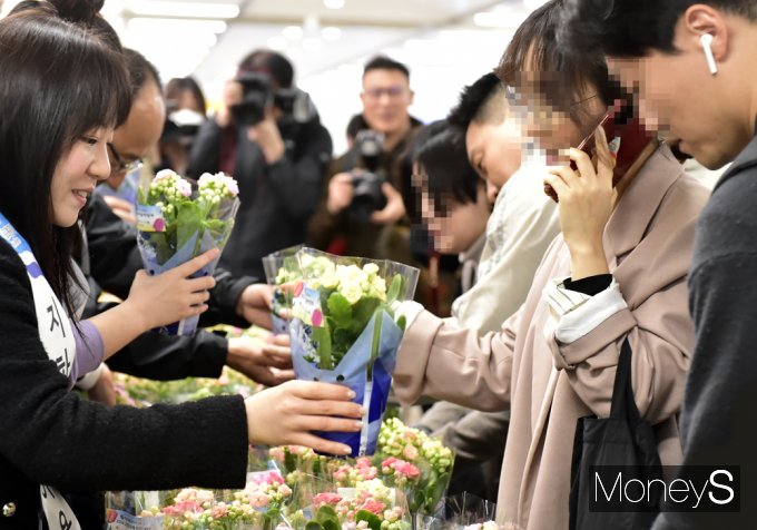 [머니S픽] 서울교통공사, 고양꽃박람회와 출근길 봄꽃 나눔행사