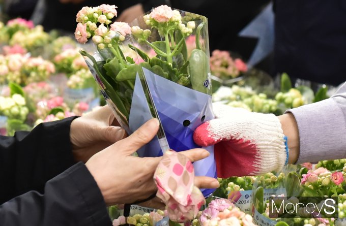 [머니S픽] 서울교통공사, 고양꽃박람회와 출근길 봄꽃 나눔행사