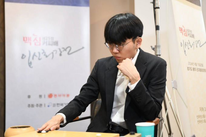 신진서 9단이 '제25회 맥심커피배 입신최강전'에서 2년 연속 우승을 차지했다. /사진=동서식품