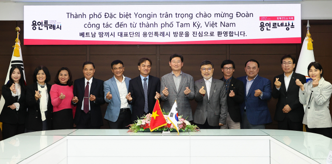 이상일 용인특례시장(왼쪽 일곱번째)이 15일 베트남 꽝남성 땀끼시 관계자들과 기념촬영을 하고 있다. / 사진제공=용인특례시