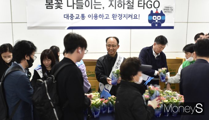 [머니S포토] 봄꽃 나들이는, 지하철 타GO