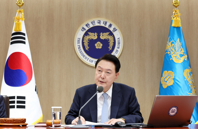 윤석열 대통령이 16일 국무회의 모두발언에서 4·10 총선 결과에 대해 "이번 총선을 통해 나타난 민심을 우리 모두 겸허하게 받아들여야 한다"고 밝혔다. 사진은 윤 대통령이  16일 서울 용산 대통령실 청사에서 열린 국무회의를 주재하는 모습. /사진=뉴시스(대통령실통신사진기자단) 