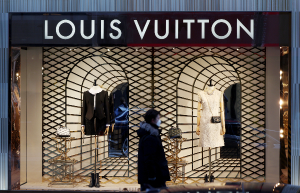 루이비통코리아가 최근 4년간 국내에서 6조원에 가까운 매출을 올렸지만 기부금은 한푼도 내지 않은 것으로 나타났다. 지난 1월2일 서울시내 한 백화점 루이비통 매장 앞을 시민이 걸어가고 있다. /사진=뉴시스
