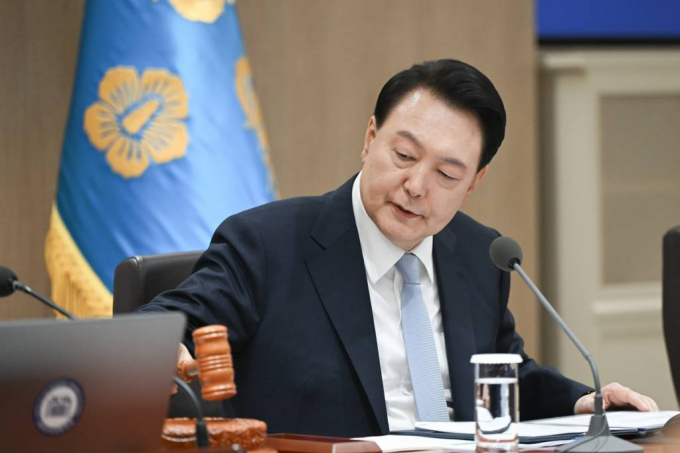 윤석열 대통령이 총선 후 첫 대국민 메시지를 전한 가운데 야당이 "민심을 잘못 이해했다"며 비판했다. 사진은 16일 용산 대통령실 청사에서 열린 국무회의를 주재하며 의사봉을 두드리고 있는 윤석열 대통령. /사진= 대통령실 제공 