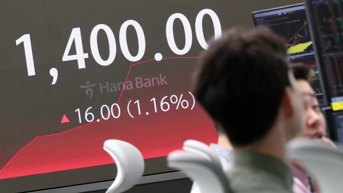 원/달러 환율이 지난 2022년 11월 이후 1년 5개월 만에 처음으로 장중 1400원을 넘긴 16일 서울 중구 하나은행 본점 딜링룸 전광판에 환율 정보가 나오고 있다./사진=뉴스1